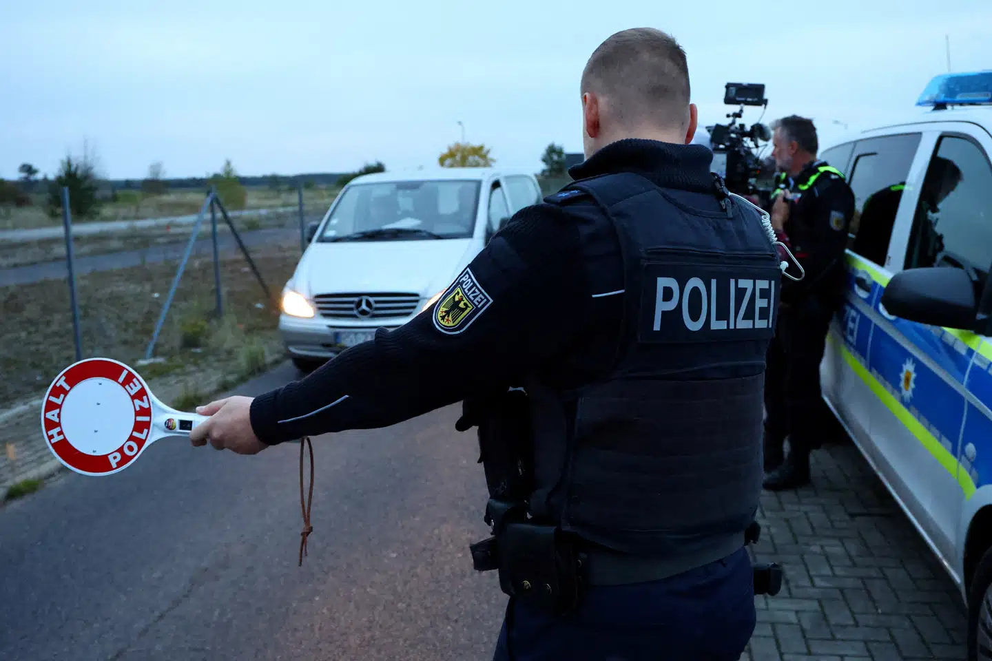 Det er særligt de ældre tyske indbyggere, der ønsker en strammere linje, når der kommet til udvisning af udlændinge. På billedet ses tysk politi ved landets grænse til Polen i oktober 2023. (Arkivfoto).