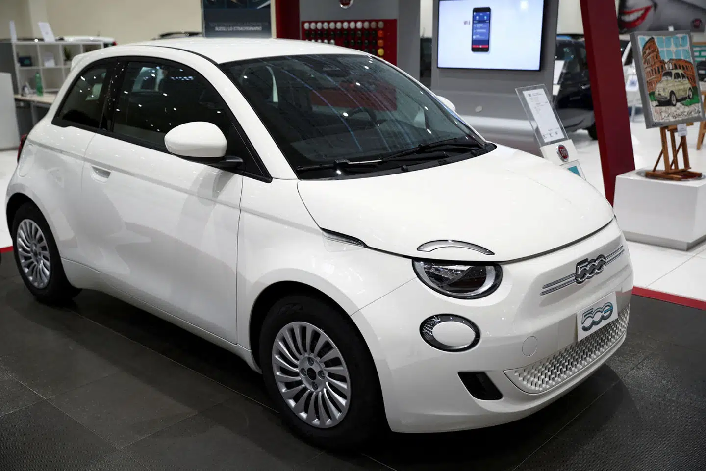Den lille Fiat 500 som elbil har problemer med salget i Europa.