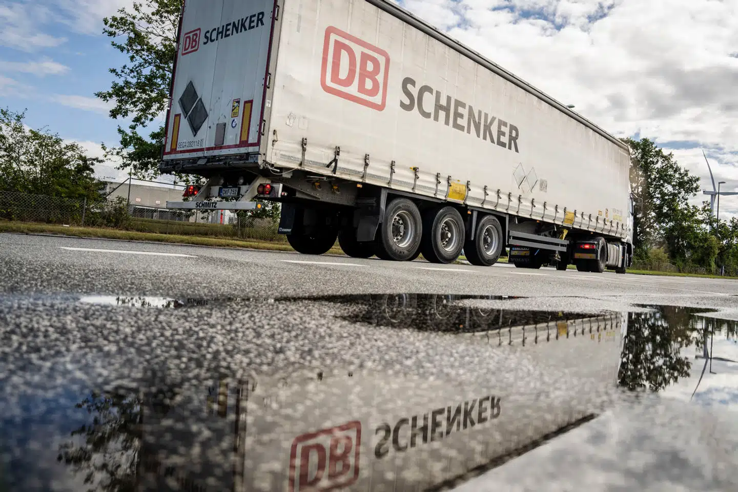 Med opkøbet bliver DSV formentlig verdens største speditør og overhaler umiddelbart DHL målt på omsætning.