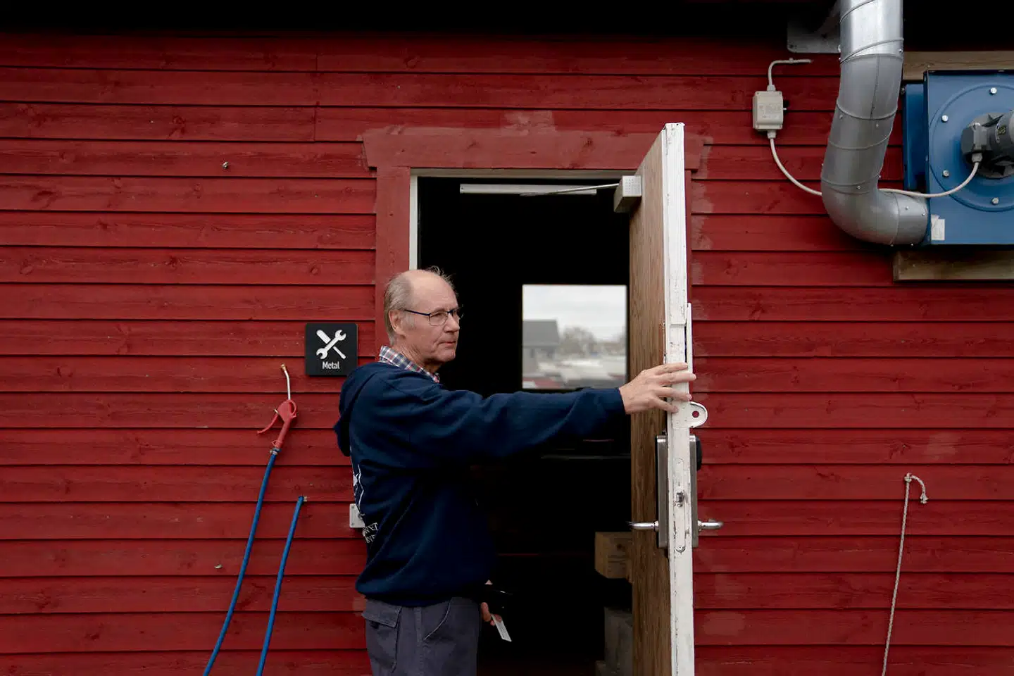 Margretheholm Havn blev bygget af medlemmer af sejlklubben Lynetten for 40 år siden. Nu vil By og Havn sløjfe havnen, fordi der skal køres jord ud til Lynetteholmen. Klaus Schlichter og de øvrige medlemmer er blevet tilbudt et område ved Prøvestenen, men ved endnu ikke, om de i så fald selv skal betale for etablering. I sejklubbens aftale med kommunen, står der, at de selv skal betale for en eventuel nedrivning.