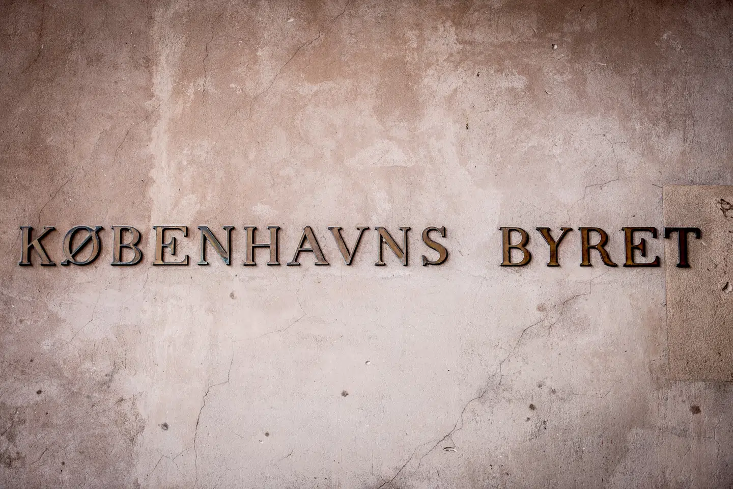 To personer - en 25-årig mand og en 20-årig kvinde - er sigtet for medvirken i en sag, hvor en 18-årig svensker er sigtet for våbenbesiddelse og drabsforsøg. Fredag fremstilles de to personer i Dommervagten ved Københavns Byret. (Arkivfoto).