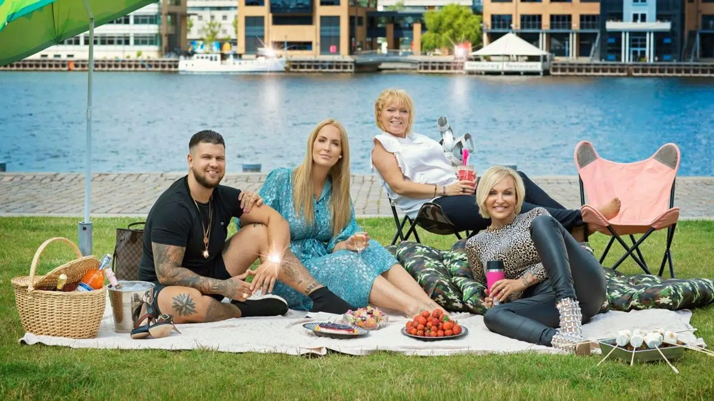 'Familien fra Bryggen' nåede at køre i 20 sæsoner, før det sidste år blev droppet af Viaplay til fordel for Linse Kesslers datters program 'Langt fra Bryggen', der handler om Stephanie 'Geggo' Salvarli og hendes mand Cengiz Salvarli, som også var faste karakterer i 'Familien fra Bryggen' sammen med Linse Kessler og veninden Didde Skjelmose.