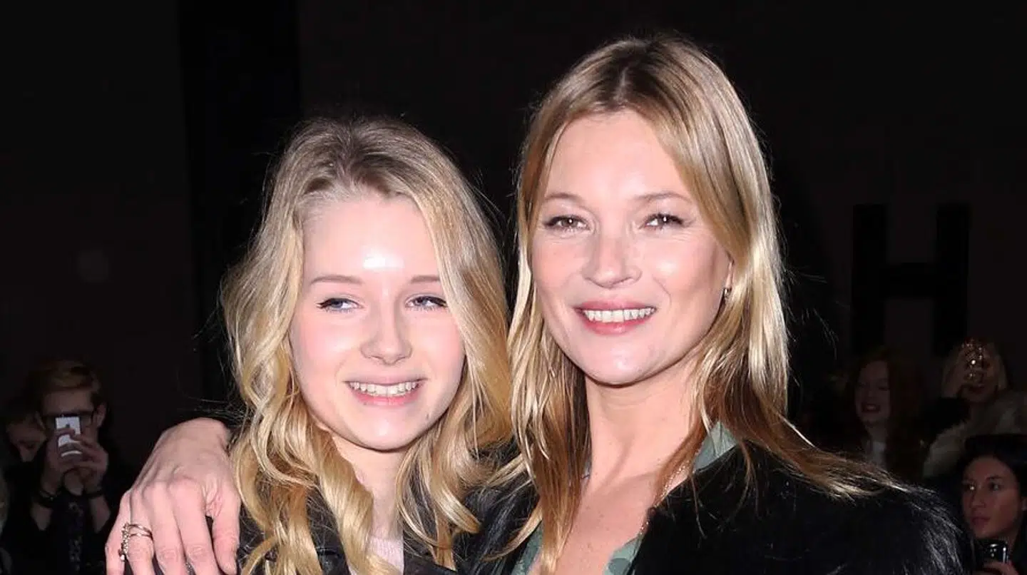 Kate Moss med søsteren Lottie. Aldersforskellen er stor mellem de to, og de har ikke altid været de bedste venner. Dog har de for nylig været sammen til flere arrangementer.