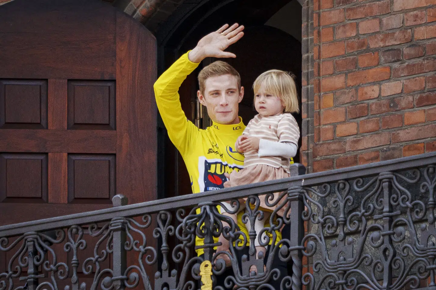 Jonas Vingegaard havde datteren Frida med på balkonen på Københavns Rådhus i 2023, da han blev hyldet for sin anden Tour de France-triumf. (Arkivfoto).