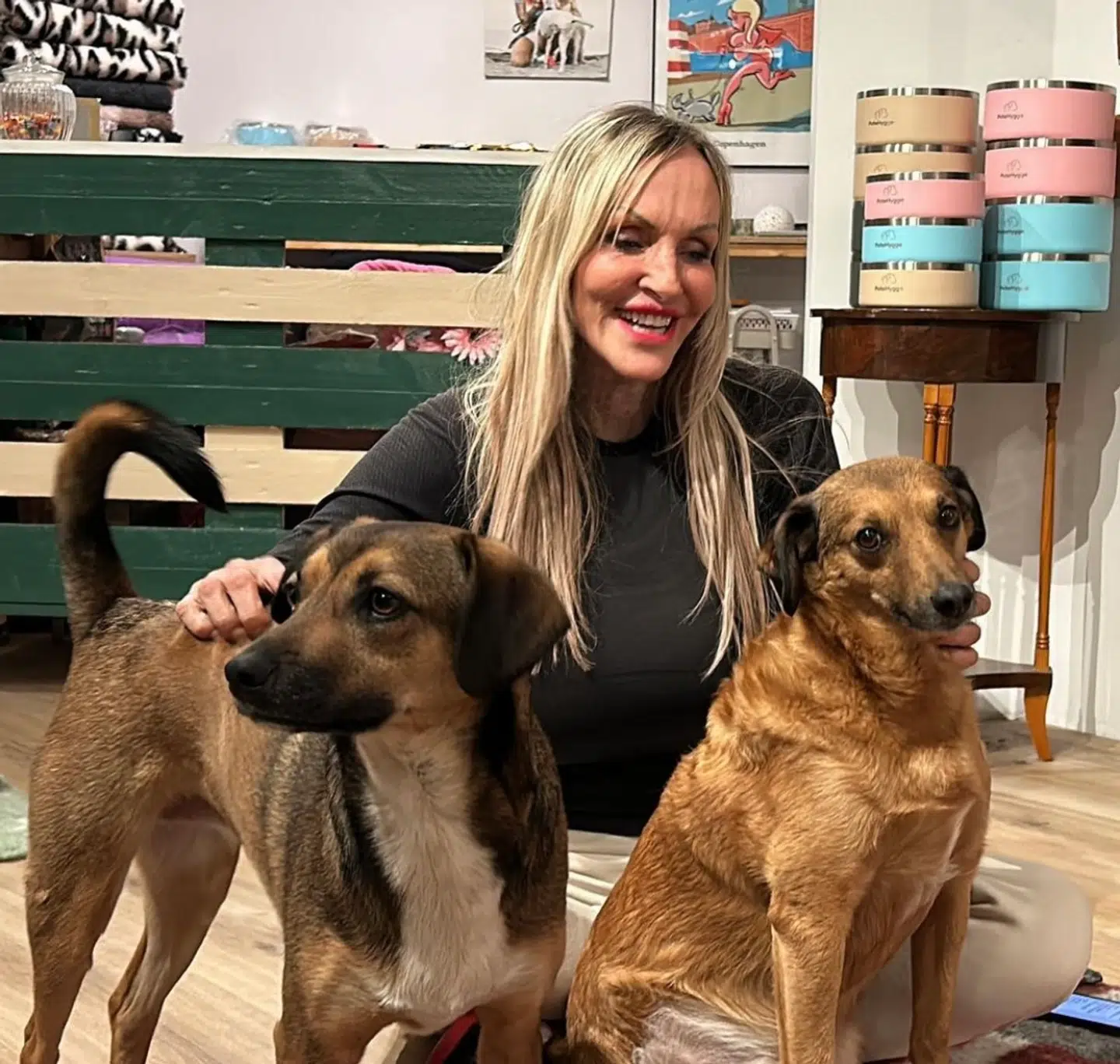 Linse Kessler har de to gadehunde Snuggle og Bennie. Foto: Privat