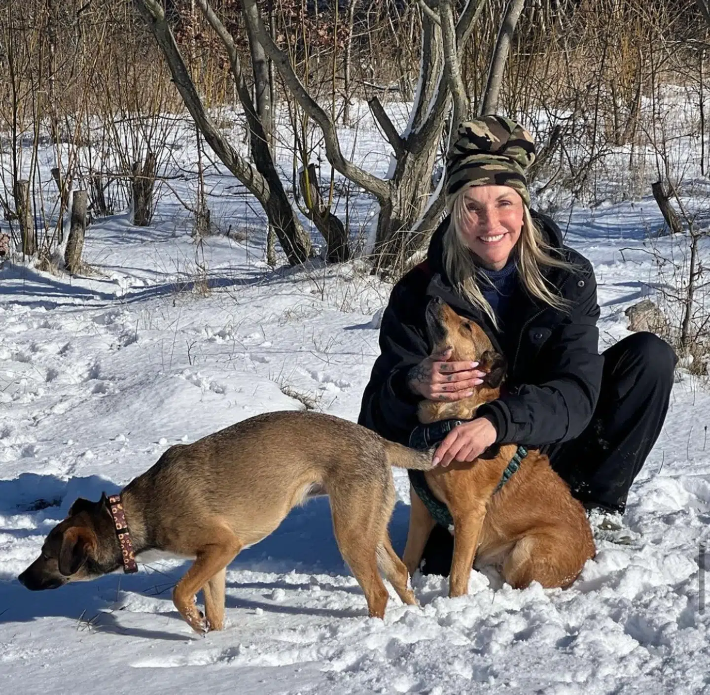 Linse Kessler har de to gadehunde Snuggle og Bennie. Foto: Privat