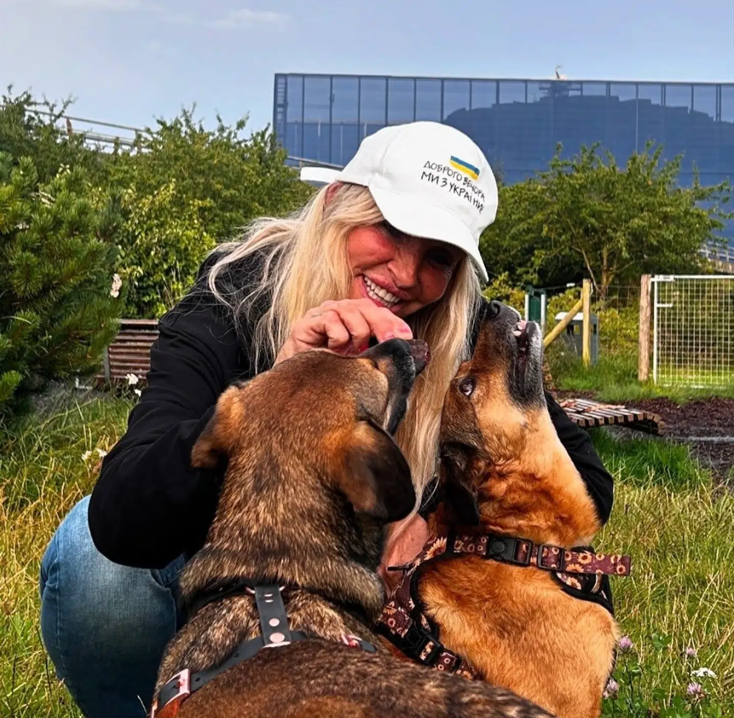 Linse Kessler har de to gadehunde Bennie og Snuggle. Foto: Privat