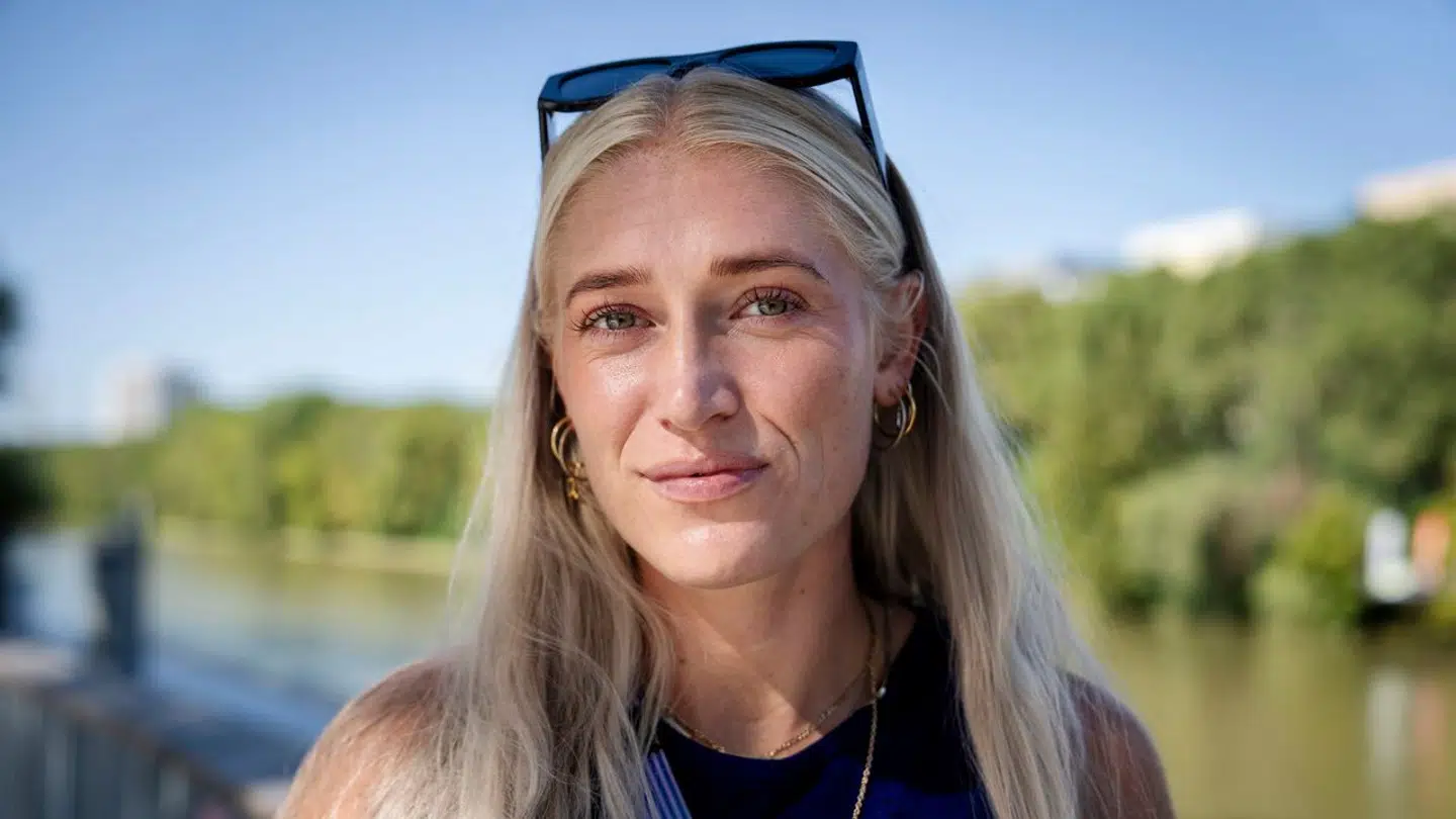 Ida Karstoft i Village Plaza i OL-byen i Paris mandag den 5. august 2024. En drilsk akillessene sætter en stopper for Ida Karstoft videre deltagelse i 200-meter.