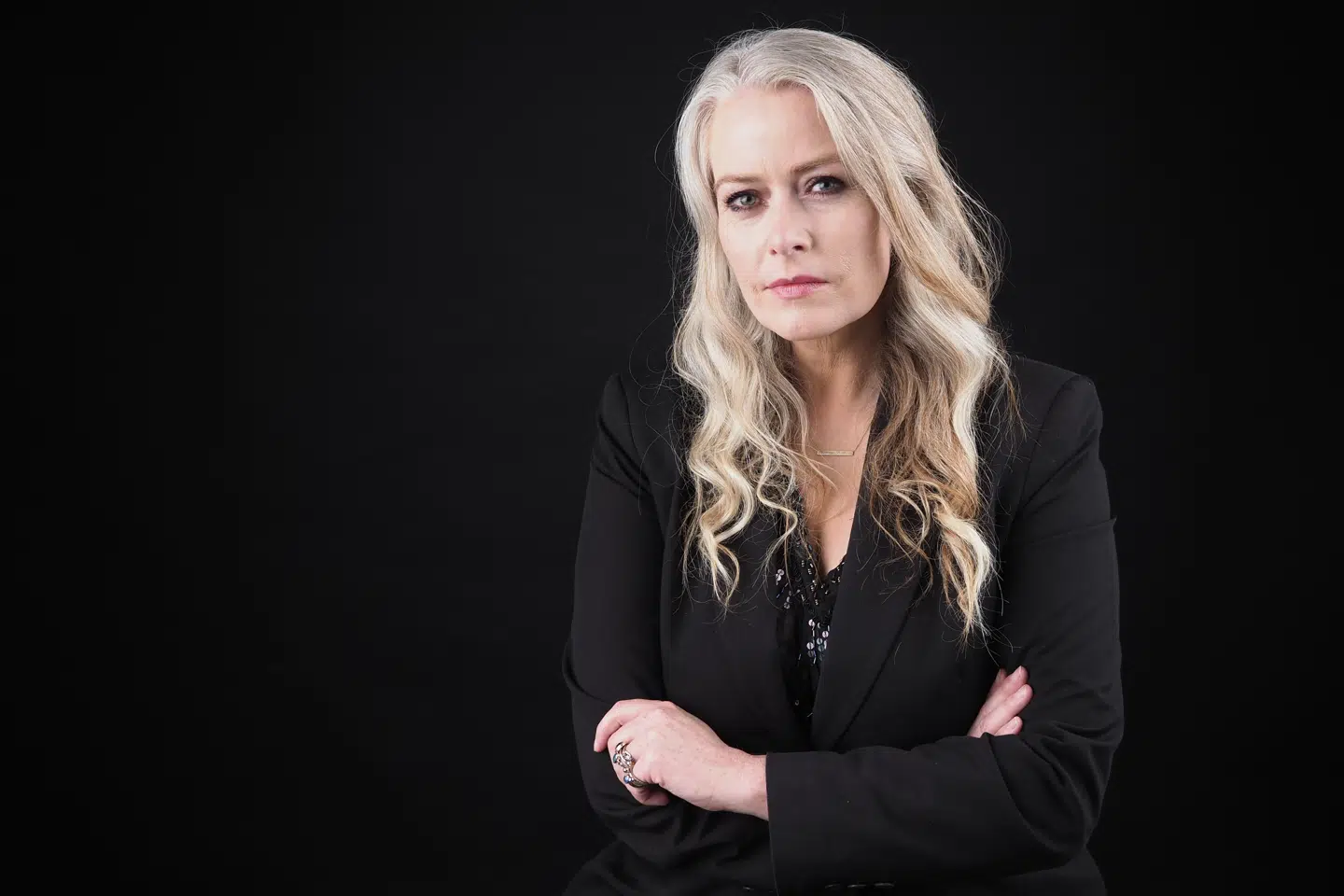 De akser, vi diskuterede politik op ad engang, er blevet erstattet af »klubbificering« af politik: Man melder sig ind et sted, hvor man kan søge trygheden i ceremonielle ord og formuleringer og i overbevisningen om, at nogle andre er de onde, skriver Anne Sofie Allarp i sit nyhedsbrev.