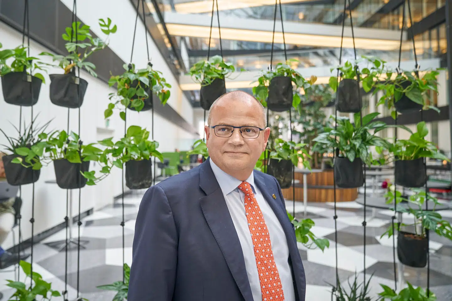 Vestas, som Henrik Andersen er administrerende direktør i, har en ambition om at levere overskud i år. Men vindmøllekæmpen er kommet ud af første halvår med et underskud.