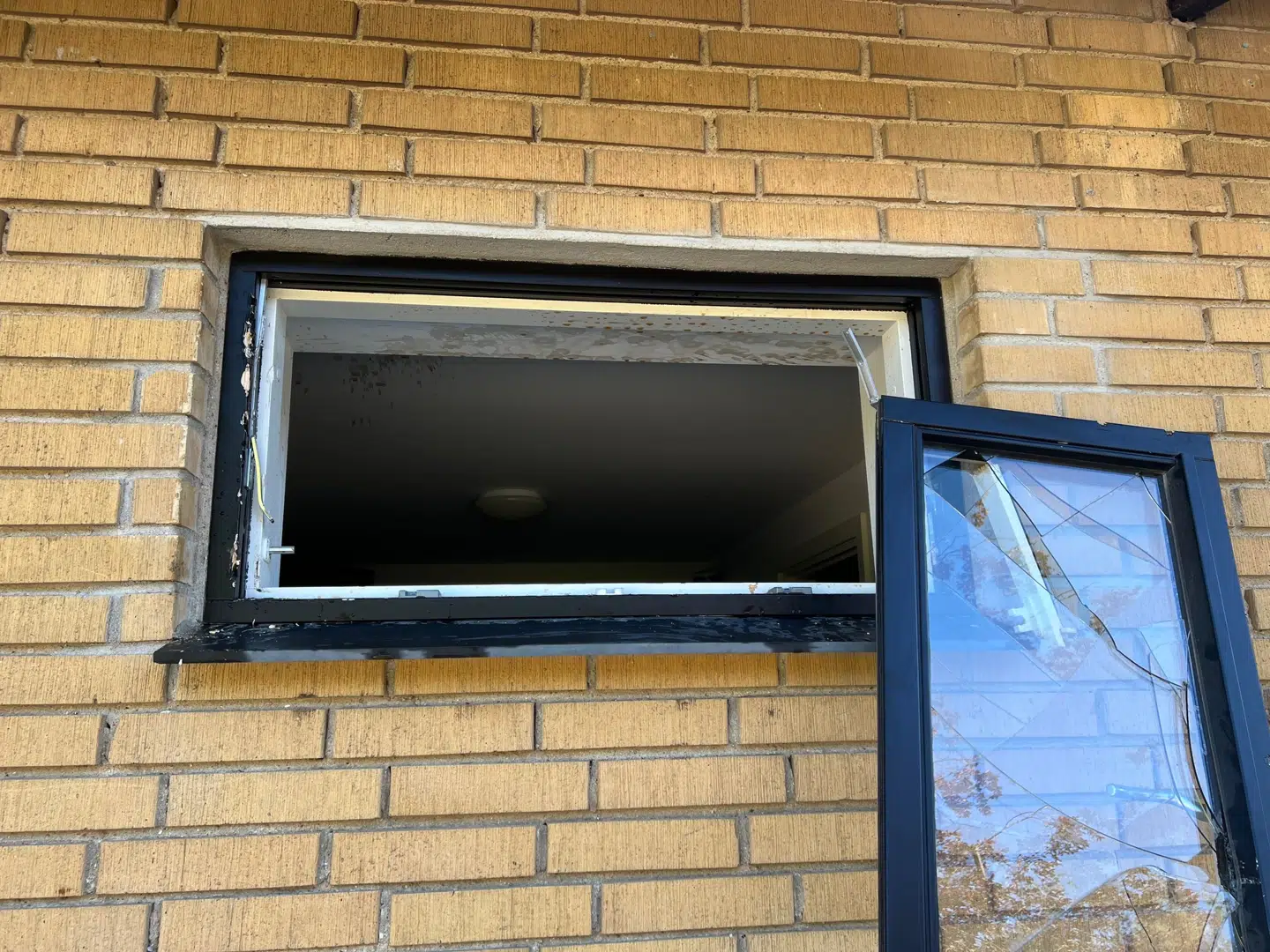 Det er denne rude, som de to tyve har smadret og derefter kravlet ind igennem