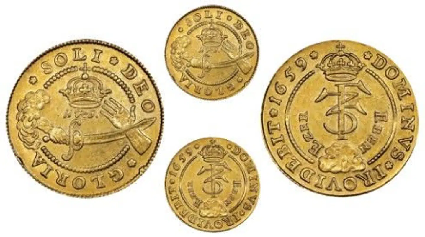 Tidukat fra 1669 fra L.E. Bruuns samling. Den afbilleder på den ene side en arm med en hånd, der griber ud efter en krone, og i sidste øjeblik ser man en hånd med et sværd, der hugger hånden af. Det viser svenske kong Gustavs fejlslagne forsøg på at få fat i den danske krone. Mønten vejer omkring 35 gram.