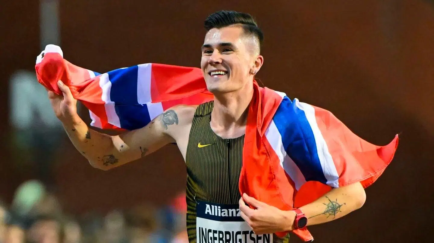 Jakob Ingebrigtsen fejrer triumfen i Diamond League-finalen i Bruxelles fredag.