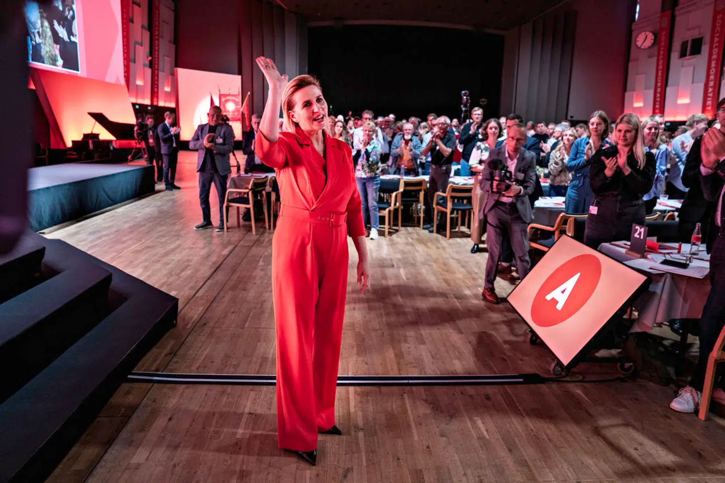 Der måtte fintælling til for at vurdere, om forslaget fra Socialdemokratiets hovedbestyrelse var gået igennem.