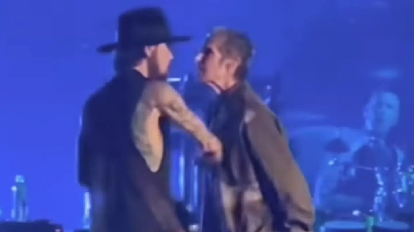 Perry Farrell (th.) går til angreb på Dave Navarro.