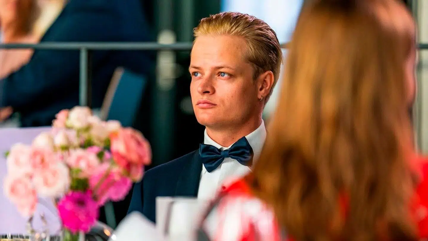 Marius Borg Høiby er for nuværende sigtet for to tilfælde af voldtægt og tre tilfælde af mishandling i nære relationer, samt for brud på et polititilhold, for dødstrusler, hærværk og for at køre uden kørekort.