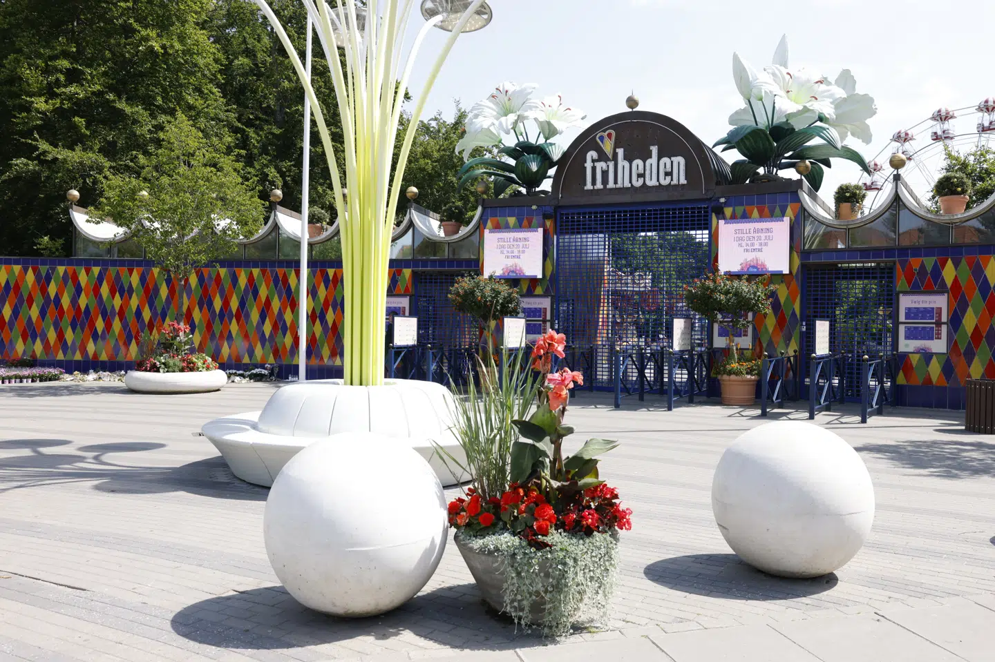 Indgangen til Tivoli Friheden. En kvinde blev lørdag kørt i ambulance til hospitalet efter en ulykke i forlystelsesparken. (Arkivfoto).