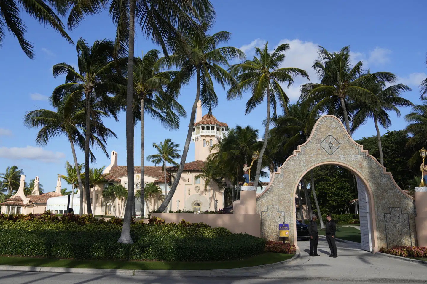 Sikkerhedsagenter ved indgangen til Donald Trumps residens i Mar-a-Lago, som ligger tæt på golfbanen, hvor en mistænkt søndag øjensynligt havde til hensigt at skyde mod den tidligere præsident. (Arkivfoto)