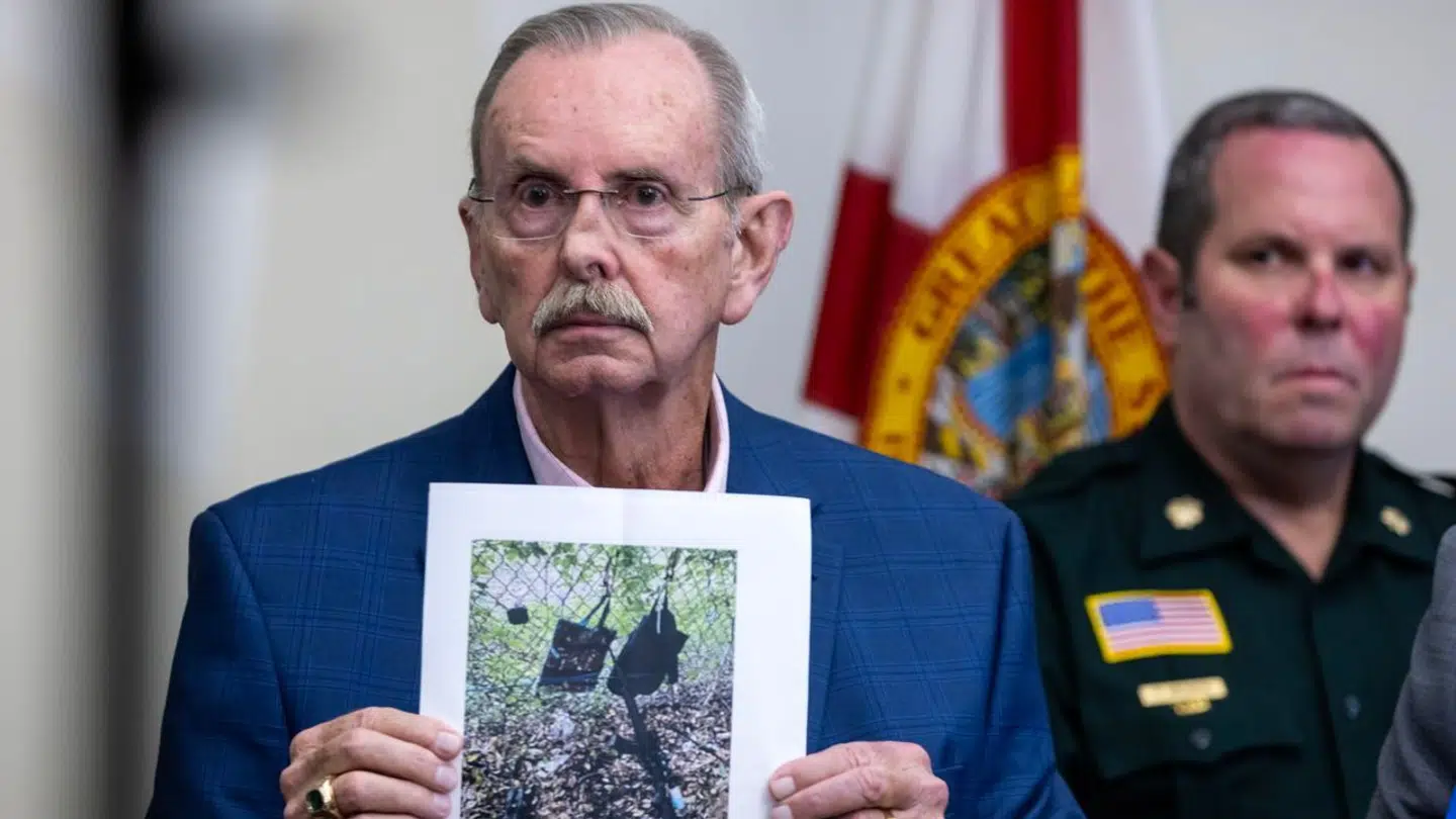 Sherif Ric L. Bradshaw viste på myndighedernes pressemøde et billede af en riffel med kikkertsigte og tasker fundet på Trump International Golf Club i Florida, hvor der søndag eftermiddag amerikansk tid var en skudepisode. Episoden efterforskes som et attentatforsøg mod Donald Trump.