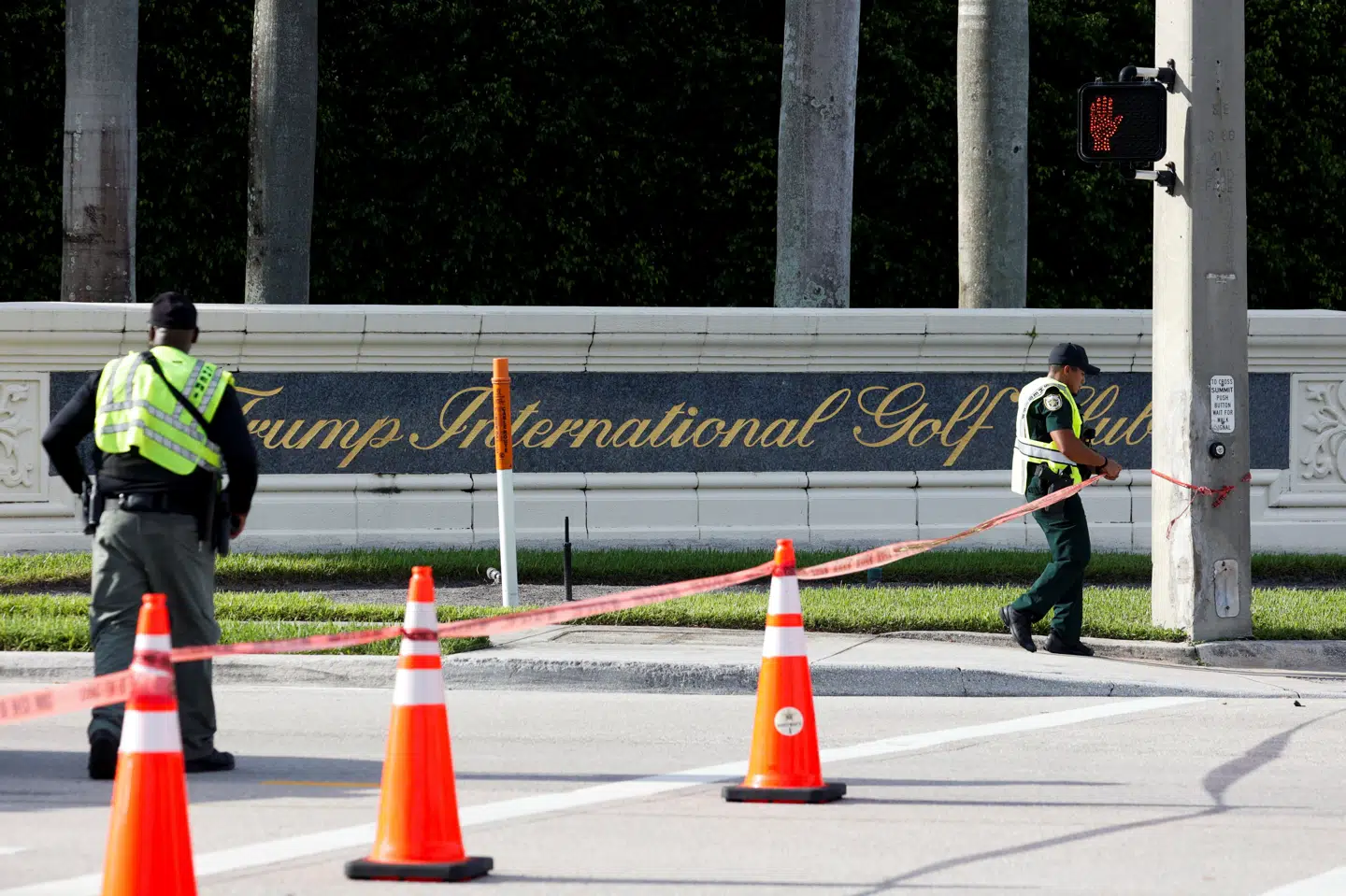 Agenter fra Secret Service åbnede søndag ild mod en mand på Trumps golfklub i Florida. Manden flygtede fra stedet og blev senere anholdt.