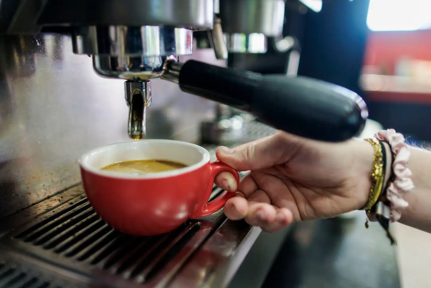 En friskbrygget kop kaffe er ved at være klar på en café i Berlin. Prisen for at indtage den stiger og stiger – og det er slet ikke slut.