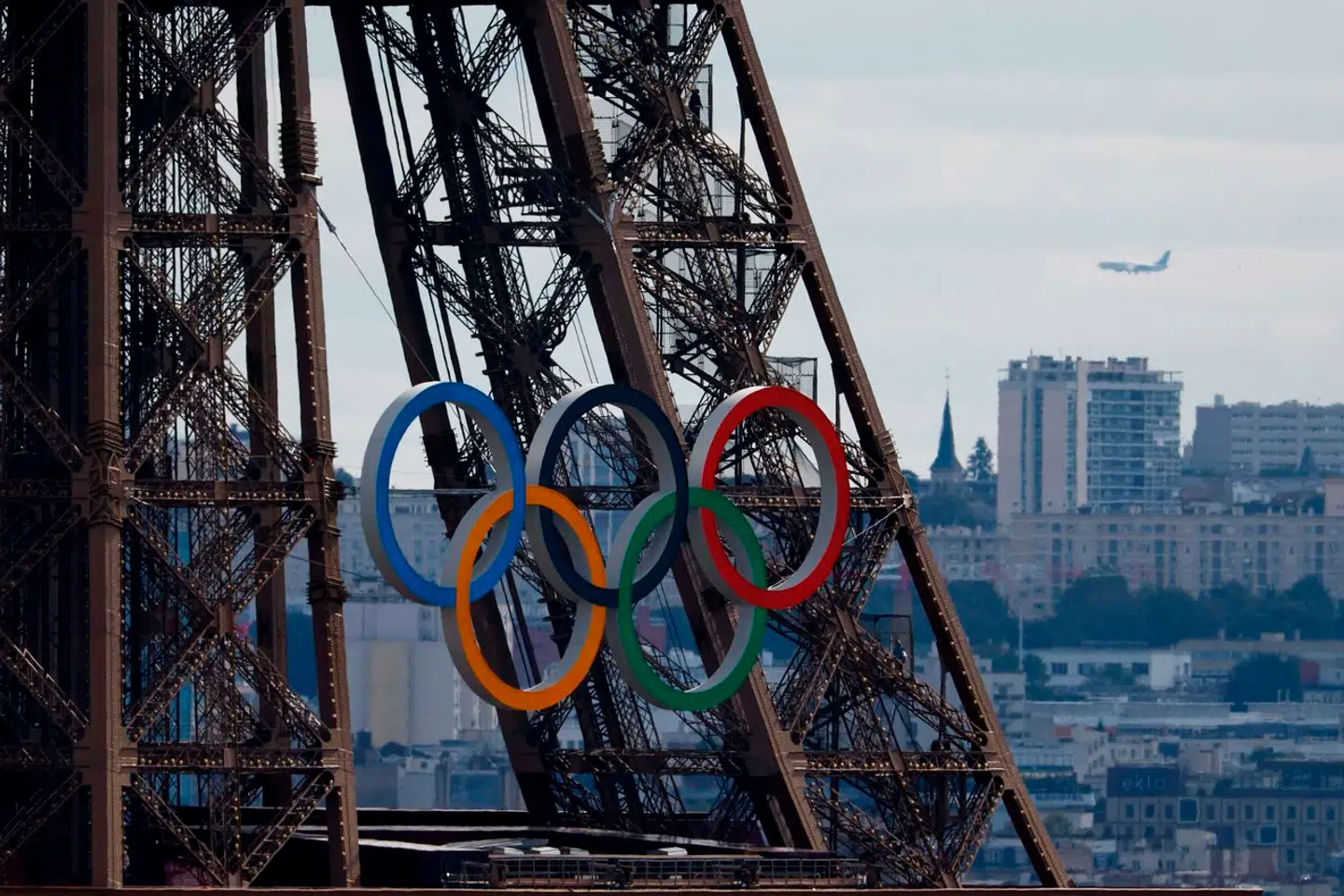 Paris' overborgmester fik kritik efter, at hun foreslog, at de olympiske ringe skulle blive hængende på Eiffeltårnet permanent. Foto: Gonzalo Fuentes, Scanpix