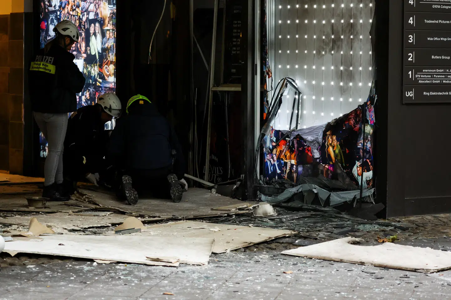 Betjente undersøger det sted, hvor en eksplosion fandt sted i Köln.