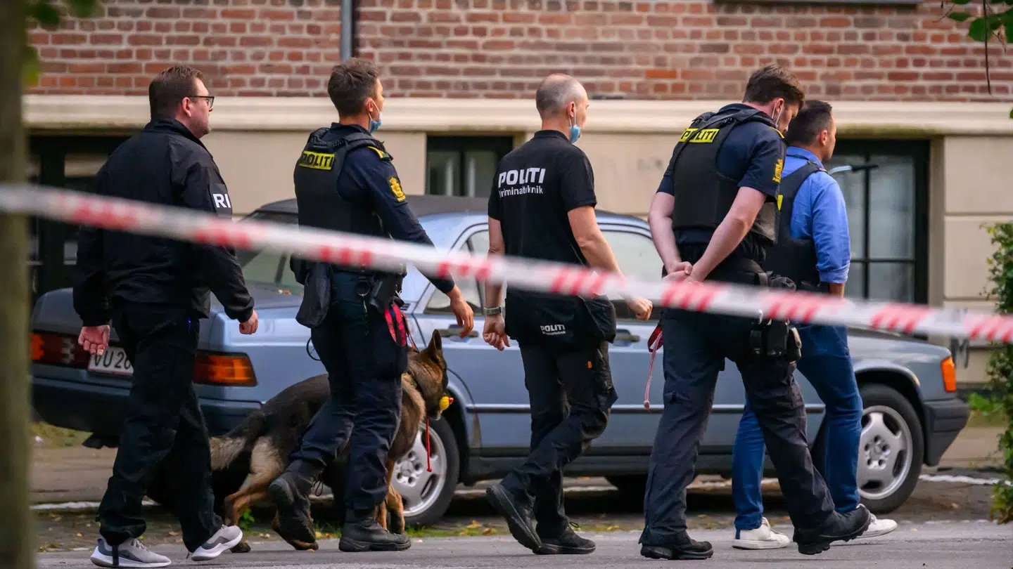 Københavns Politi arbejder i Hans Tavsens Gade, hvor en mand blev dræbt og en kvinde såret af skud.