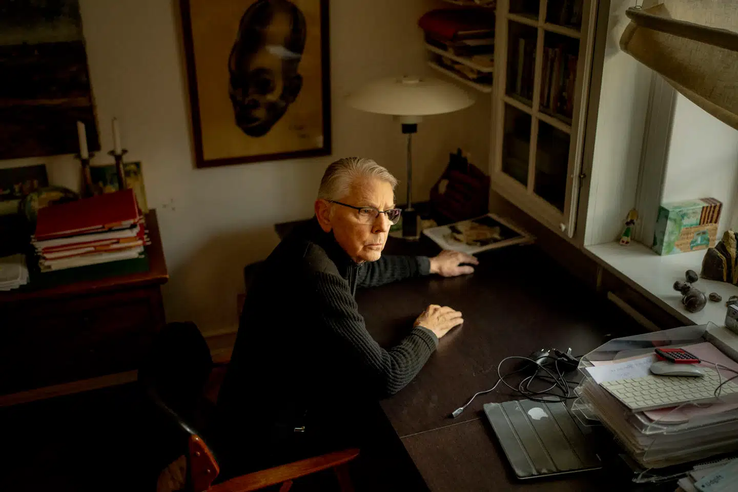 »At der ligger en streng af mismod eller melankoli i bunden af min personlighed, vedkender jeg mig så absolut, og jeg vedkender mig også, at verdens gang p.t. lokker en god del mismod op til overfladen. Og det tror jeg ikke, jeg er alene om,« skriver Ebbe Preisler.