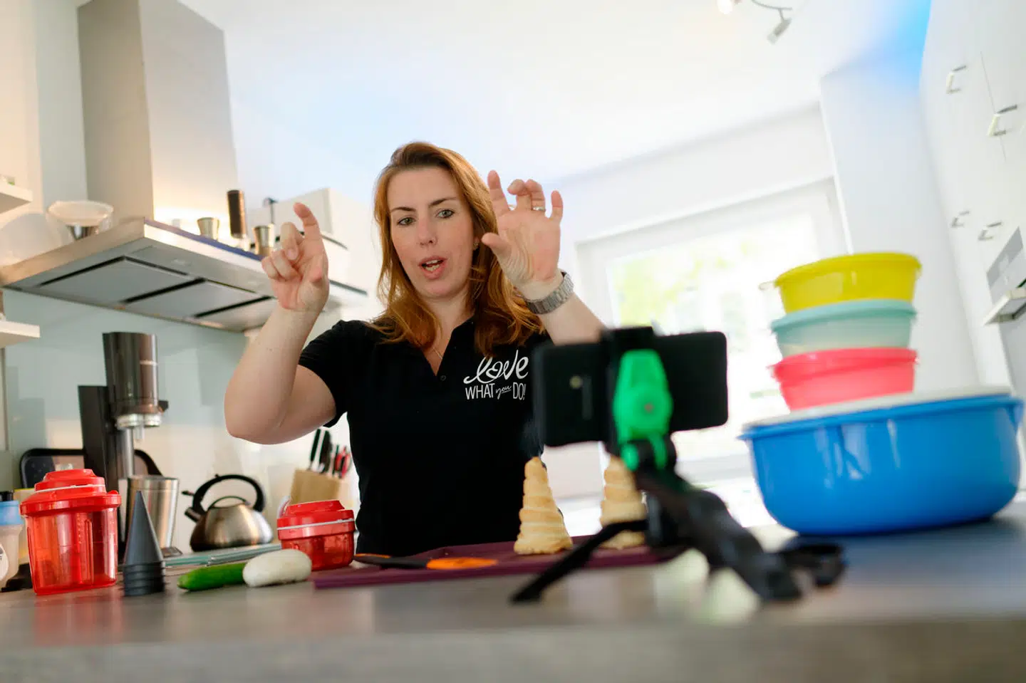 Her demonsteres køkkenprodukter under et virtuelt Tupperware-fest under coronakrisen.