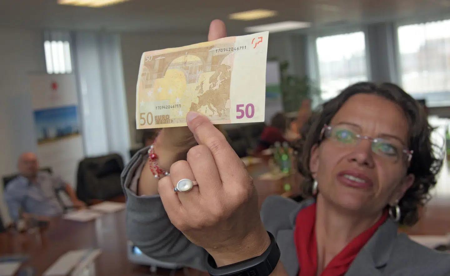 En konsulent for den tyske nationalbank undersøger en 50-euroseddel. Det er selv for eksperter svært at kende forskel på falske og ægte, hvis Europas mest talentfulde falskmøntnere har en finger med i spillet.