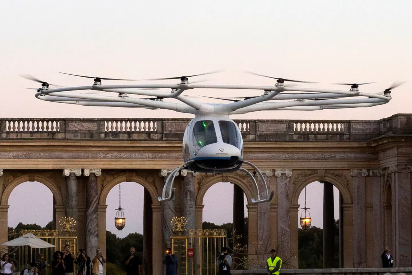 På Versailles testede Volocopter deres futuristiske taxaservice. Foto: Andre Pain, Scanpix
