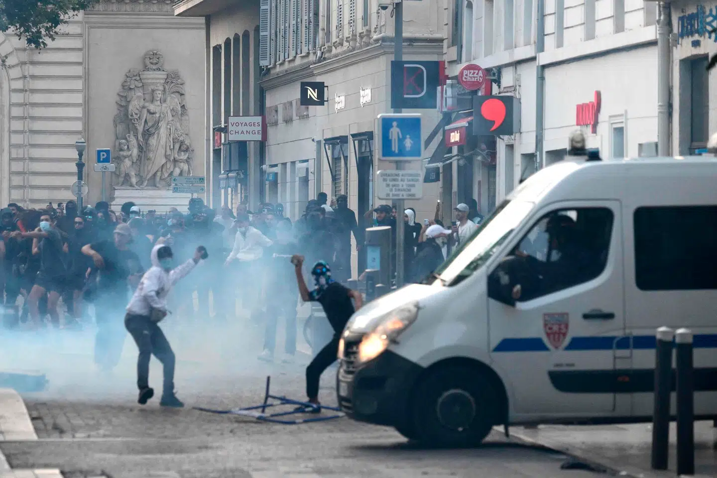 Protester i Marseille i juni 2023 efter 17-årige Nahel blev dræbt af politiet. Foto: Christophe Simon, Scanpix