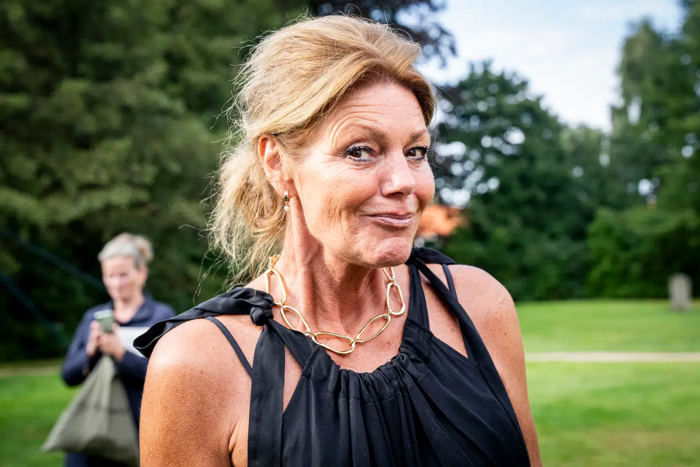 Gitte Peters er en 58-årig kunstner, og mandag dukkede hun op i selskab med den 79-årige rigmand Karsten Ree, som hun dog afviste at være andet end nære venner med.