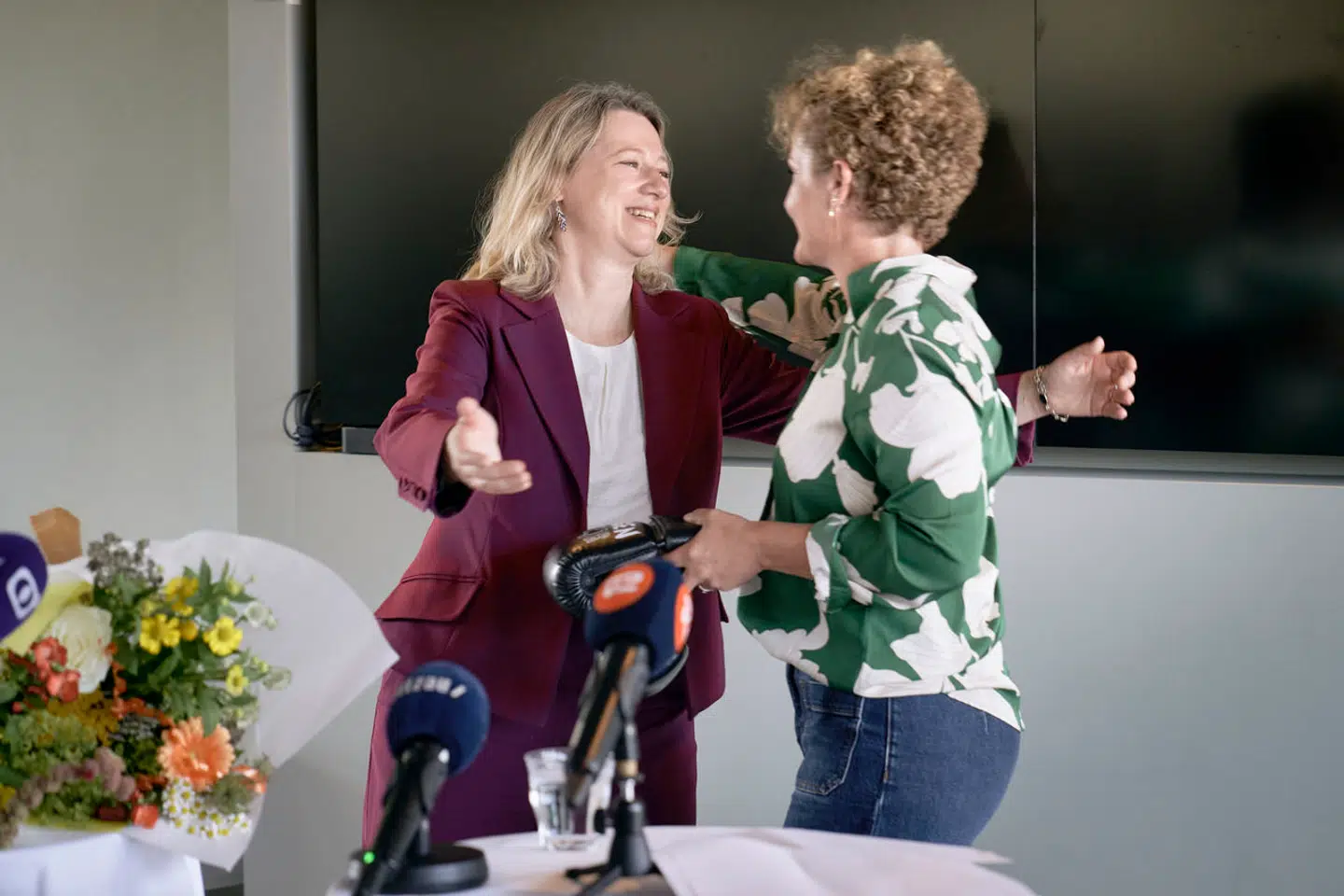 Den nye socialminister Sophie Hæstorp Andersen (t.v.) har lige en chance for at vise, at hun har mere respekt for de forvaltningsmæssige rammer – og dermed i sidste ende for borgerne – end hendes forgænger Pernille Rosenkrantz-Theil havde, skirver Amalie Lyhne i denne leder.