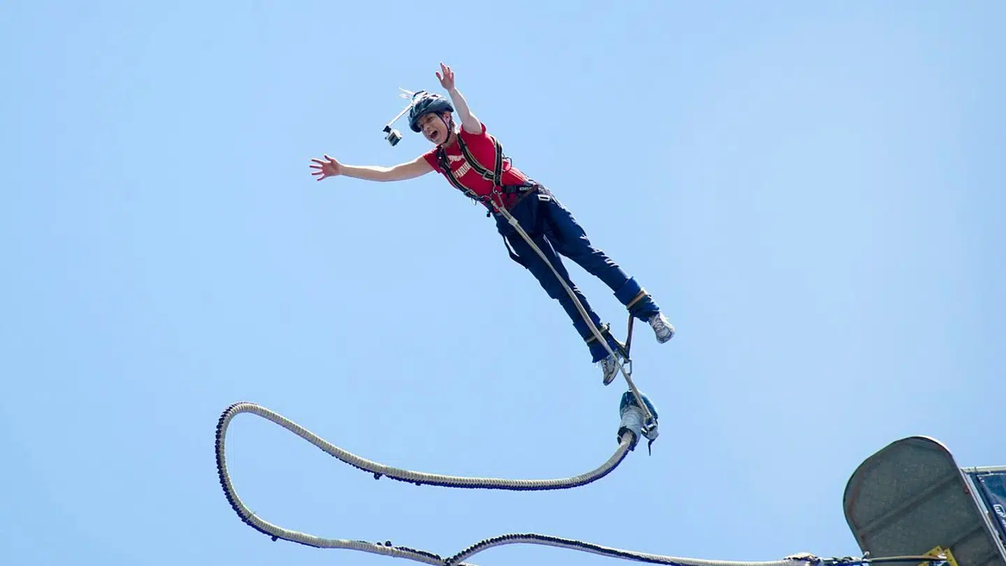 Her er et gammelt billede af en person, der sprang bungee jump på Refshaleøen
