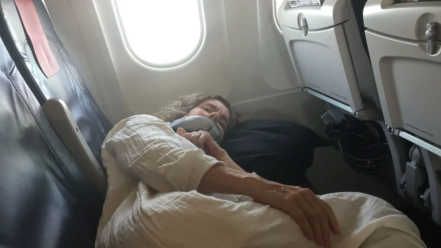 Når hun skal udredes, scannes eller behandles i udlandet, er Jane Heltborg nødt til at blive transport på mest forsigtig vis. For eksempel bliver hun nødt til at booke tre flysæder, så hun kan ligge ned.