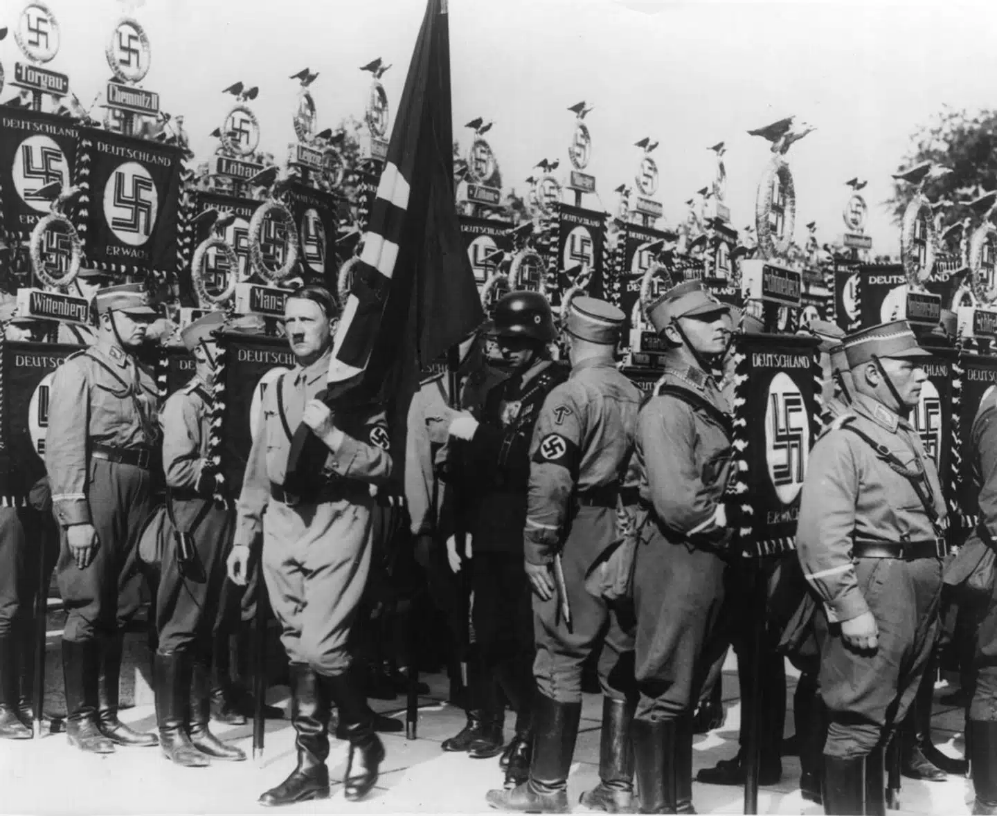 Peter Kramer har skrevet en bog med fokus på Danmarks forhold til naziregimet i perioden 1933-1940. Her er det Adolf Hitler med medlemmer af SA-korpset efter nazisternes magtovertagelse i 1933.