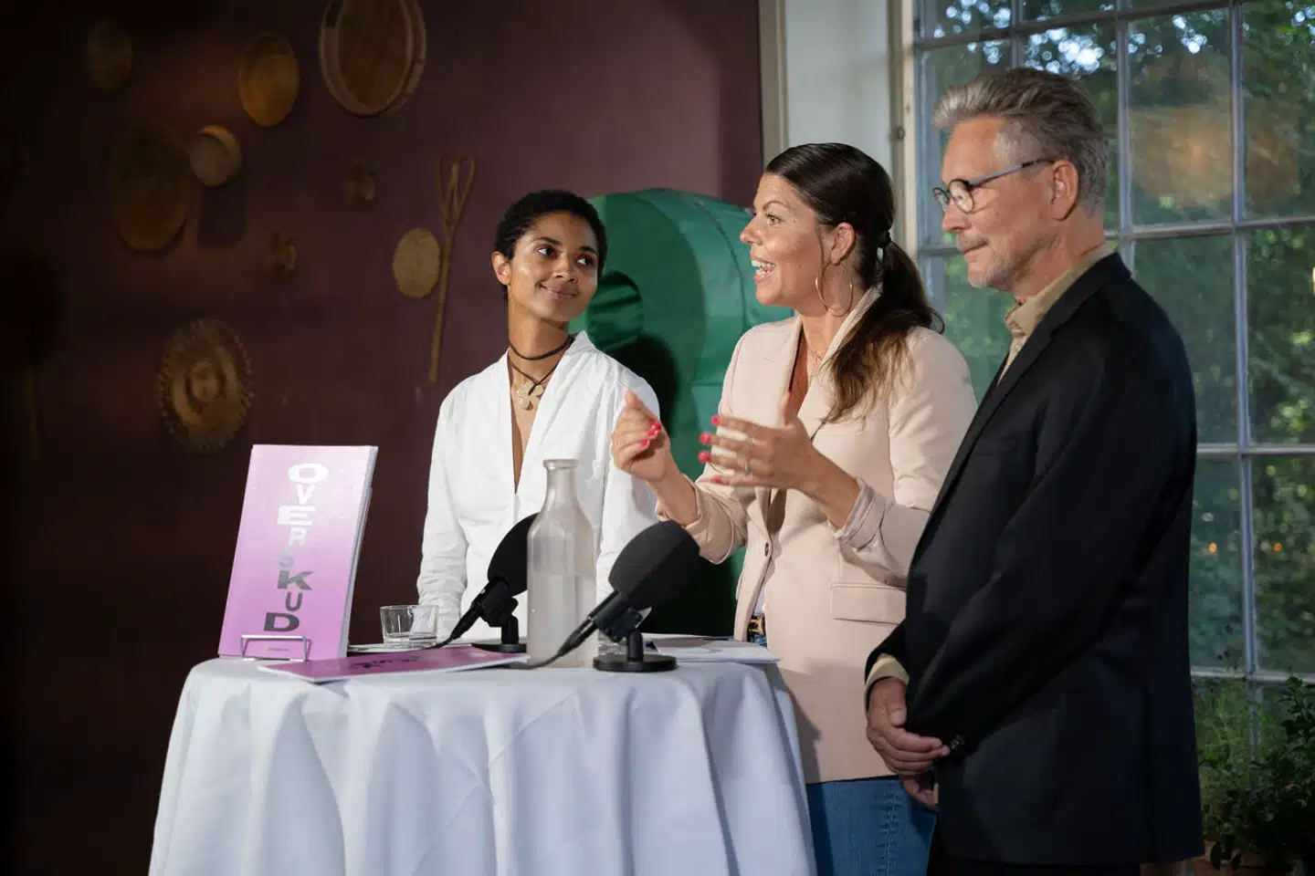 »Den danske velfærdsstat er fyldt med gakkede ideer, som i dag er så almindelige, at vi ikke kan forestille os at leve uden dem,« skriver Franciska Rosenkilde og Christina Olumeko. På billedet ses også Torsten Gejl.