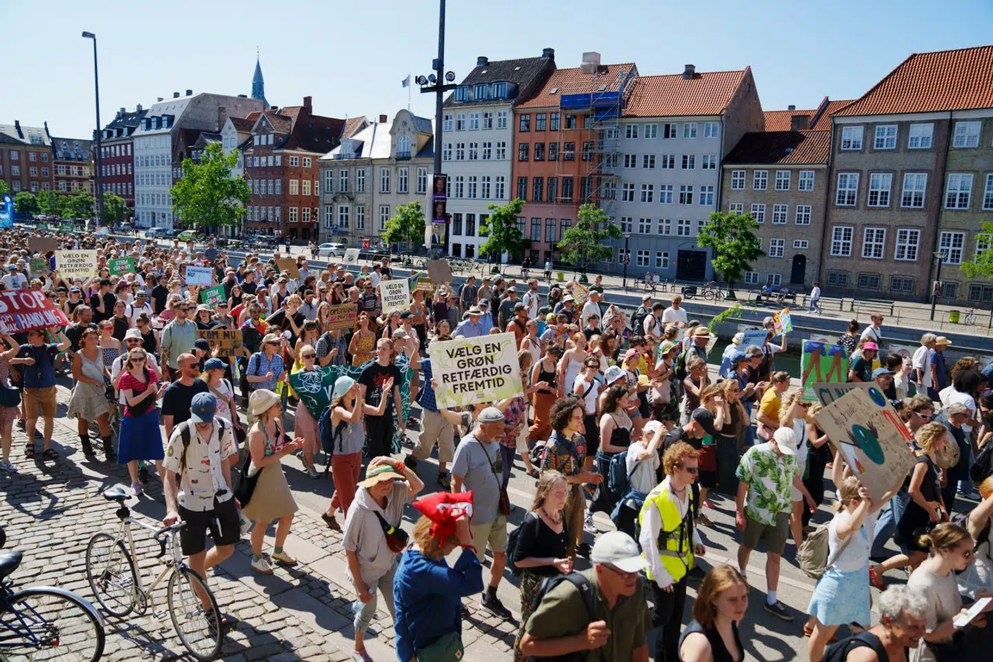 Den Grønne Ungdomsbevægelse har tidligere arrangeret happenings for klimasagen – her Folkets Klimamarch i København tidligere i år. Nu kritiseres bevægelsen for at deltage i propalæstinensisk demonstration.