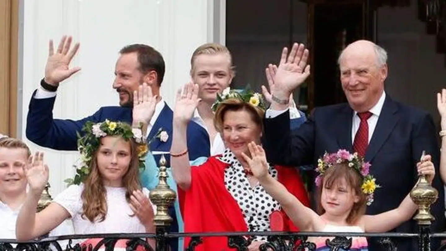 Selv om Marius Borg Høiby ikke er en kongelig, så er han alligevel så tæt en del af den kongelige familie, at han ofte er med på balkonen for at vinke.