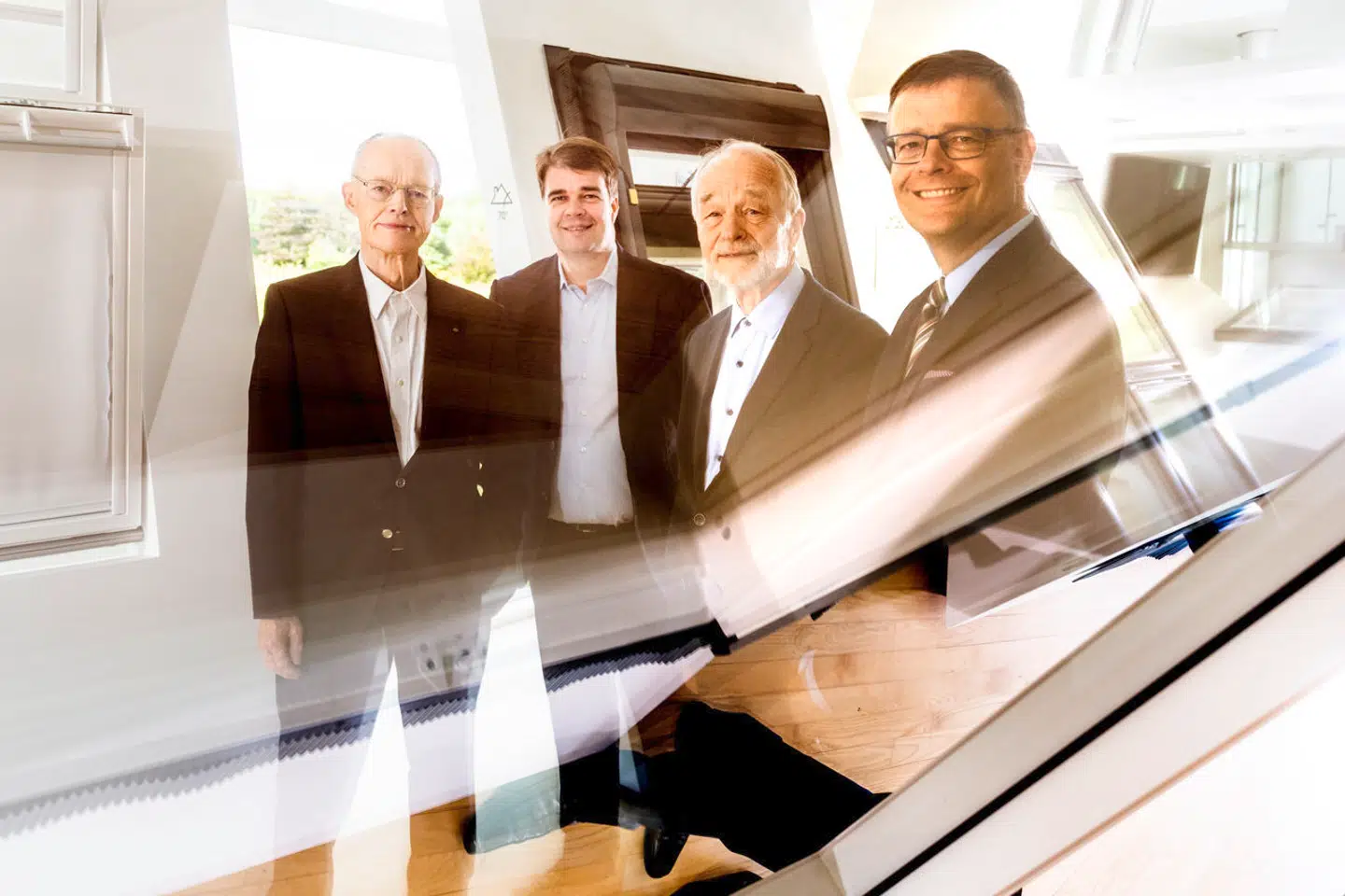 En af landets største industrivirksomheder, VKR Gruppen med omkring 17.000 ansatte, er nu tæt på at være gennem et vellykket generationsskifte, som har strakt sig over næsten ti år. Fra venstre mod højre: Lars Kann-Rasmussen (85), Mads Kann-Rasmussen (50), Hans Kann Rasmussen (78) og Jens Kann-Rasmussen (55).