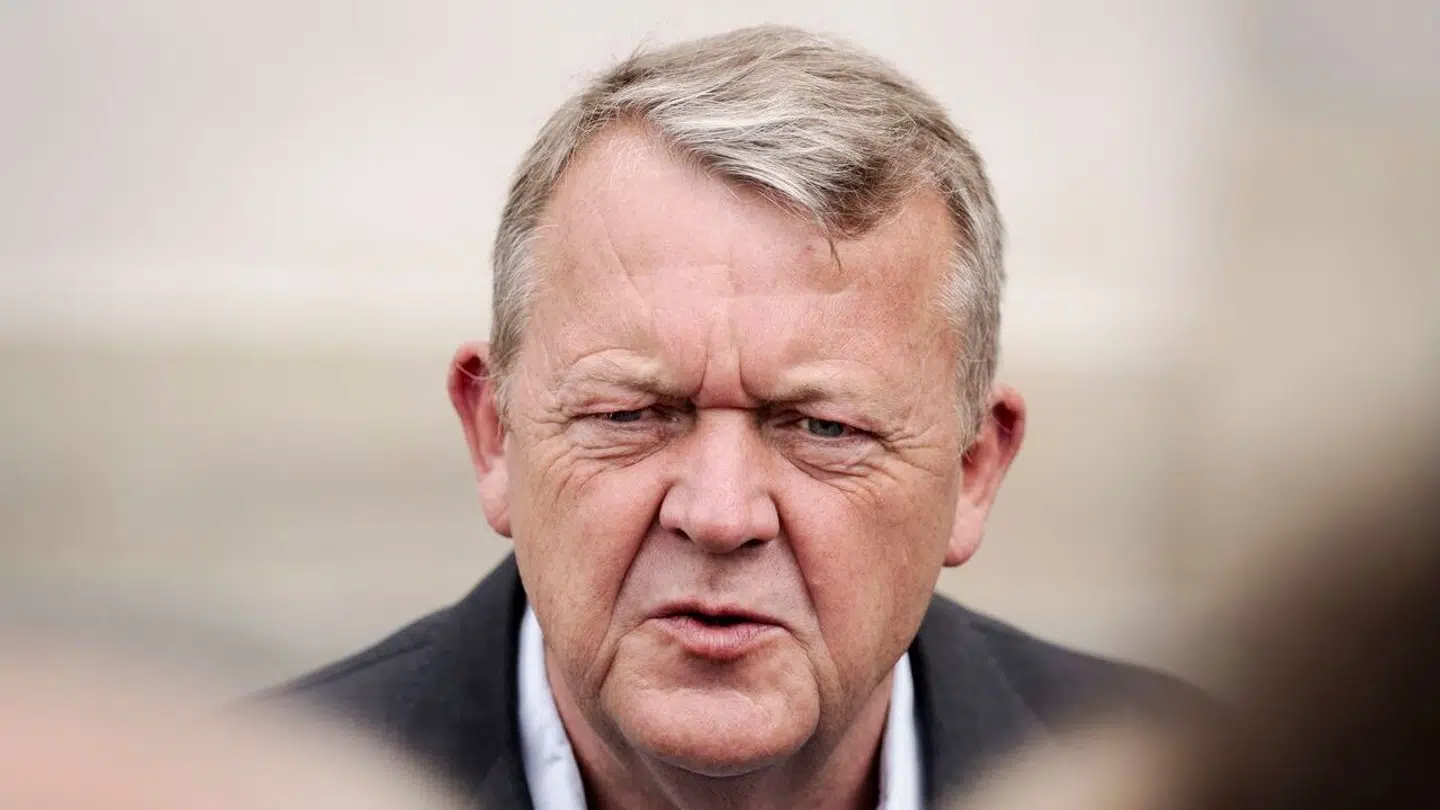 Udenrigsminister Lars Løkke Rasmussen (M) må ikke forhindre moderaternes medarbejde i at udtale sig om sexisme i partiet.