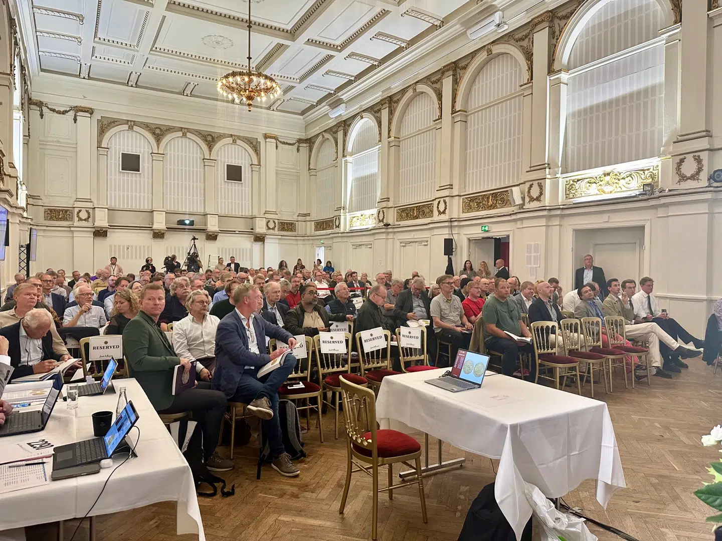 Lokalerne ved Odd Fellow Palæet var velbesøgt i lørdags, da den historiske auktion fandt sted.