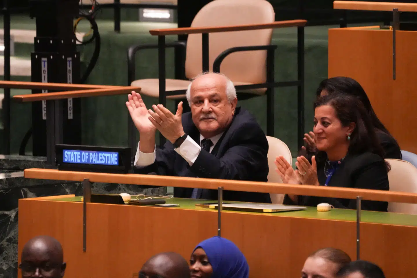 Den palæstinensiske repræsentant i FN's Generalforsamling, Ryad Mansour, klappede, da et flertal af medlemslandene onsdag stemte for en resolution om Israels tilstedeværelse i palæstinensiske områder.