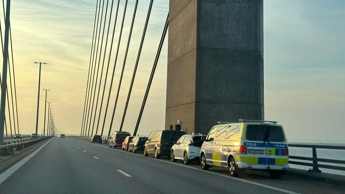 Politiets bombeteknikere arbejdede ved betalingsanlægget på den svenske side, men de har også været tilstede på broen under undersøgelserne af det mistænkelige fund på Øresundsbroen.