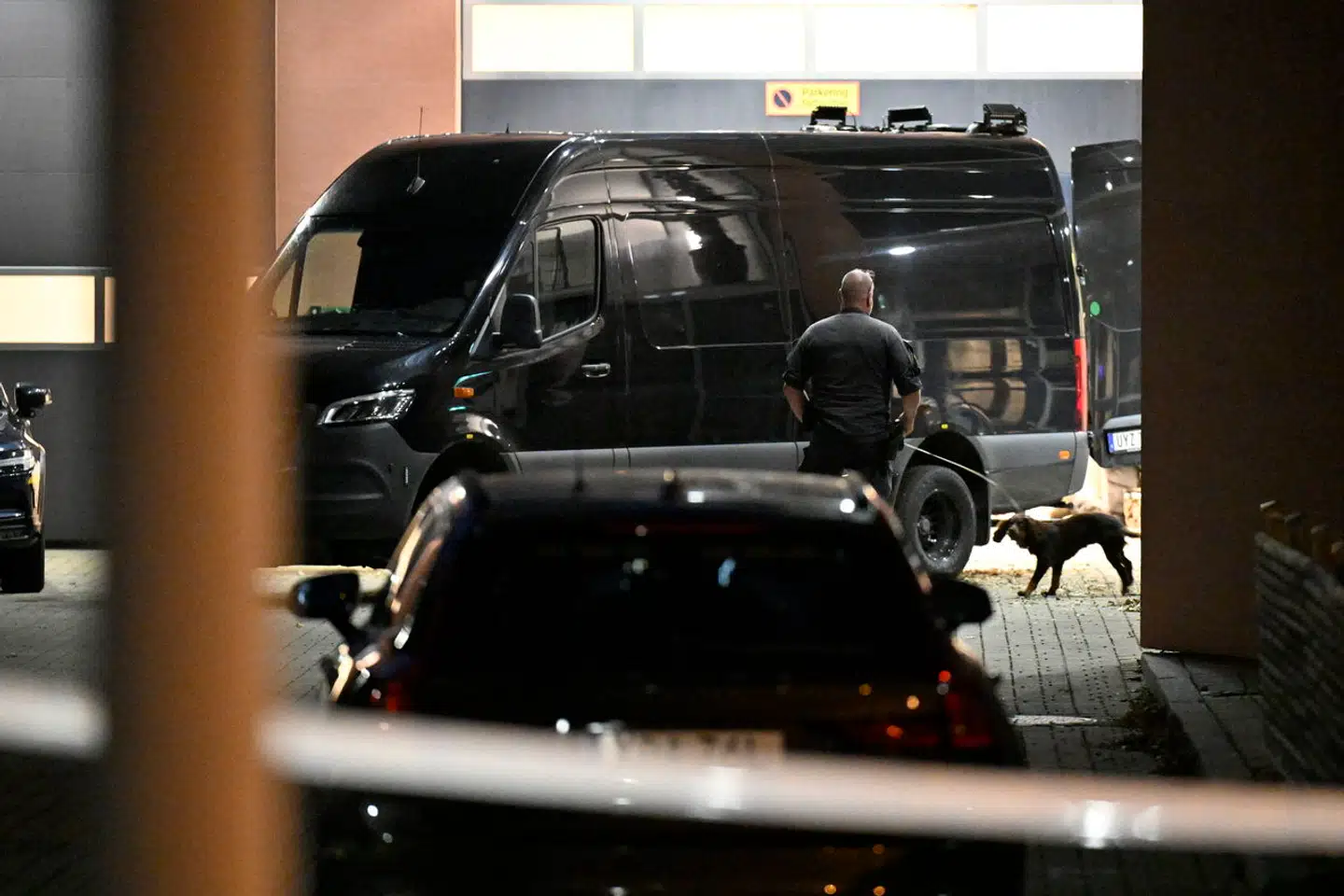 Politi og bombeteknikere assisterer onsdag aften det svenske toldvæsen i en hændelse ved Øresundsbroen.