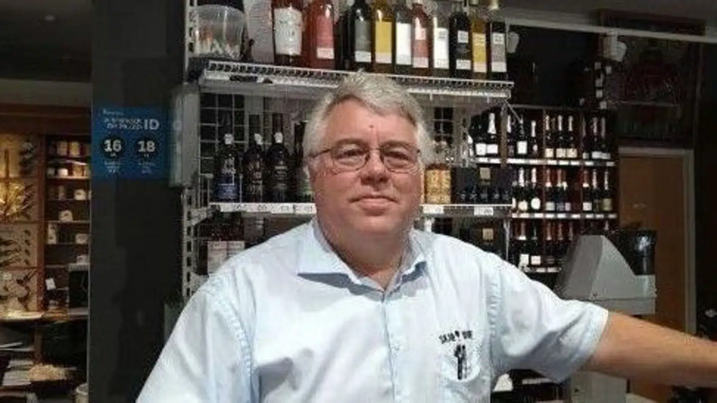 Her er Claus Østbjerg bag disken i Skjold Burne i Allerød i Nordsjælland.