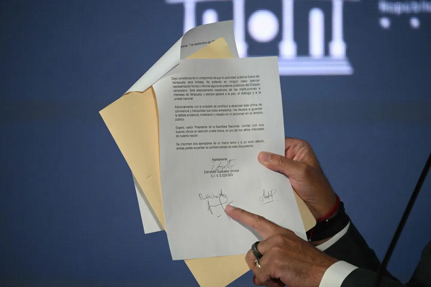 Jorge Rodriquez, som er formand for Venezuelas Nationalforsamling, viser det brev, som Edmundo Gonzalez skal have underskrevet og angiveligt medgivet, at Maduro var præsidentvalgets sande vinder. Gonzalez siger dog selv, at han underskrev under tvang og afpresning.