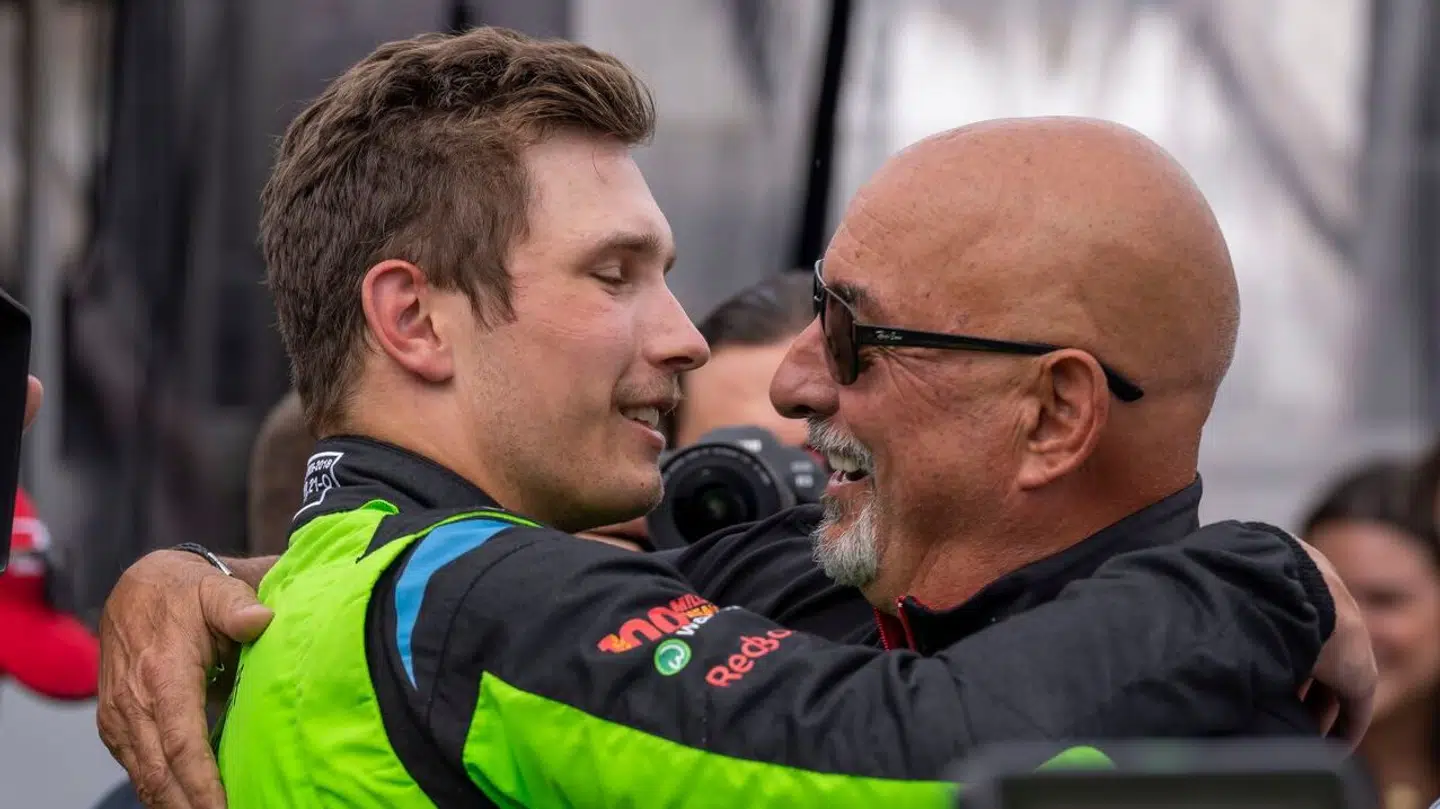 Christian Lundgaard omfavner Bobby Rahal. Danskeren vandt i 2023 holdets første sejr i tre år.